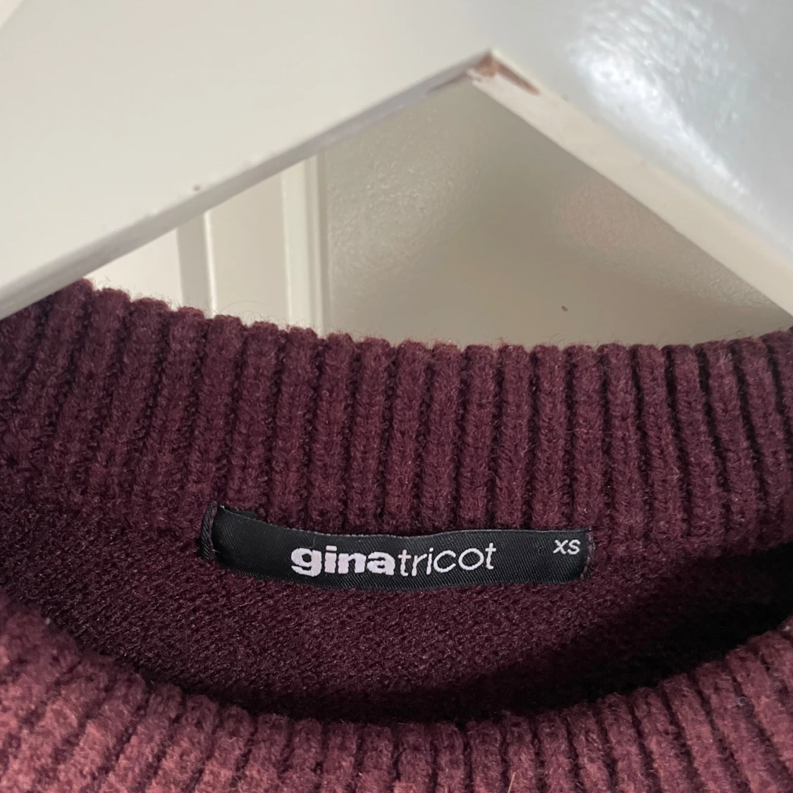 Vinröd stickad tröja Gina Tricot XS - 1