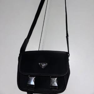 Axelväska - Skön till sommaren, bara använt 3-4 gånger 