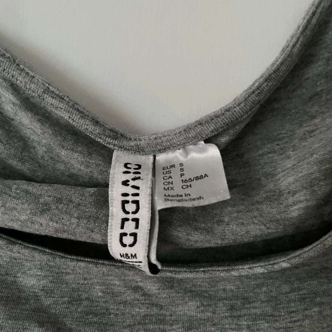 Grå croppad topp från H&M Divided - 1