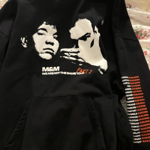 Svart hoodie Marcus & Martinus - Säljer min hoodie som jag köpte på konserten på Liseberg 2024. Tour datum står på armen. Köpte för 750kr