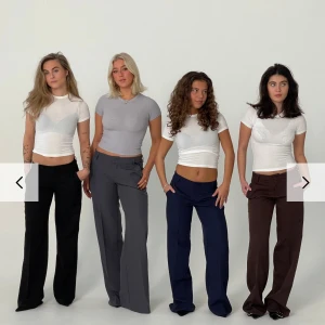 Mörkblå kostymbyxor - Snygga mörkblå kostymbyxor från design by si. Helt nya med prislappen på. Stolen xs