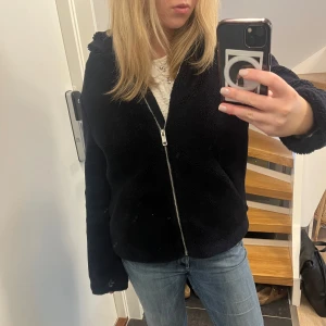 Mörkblå teddyjacka - Mysig mörkblå teddyjacka med dragkedja framtill. Hör av dig om du har frågor, billigare vid snabb affär.