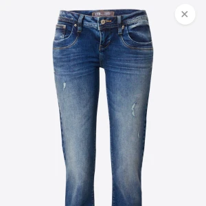 Ltb jeans Valerie - Midjemått: 38, innerbensmåttet: 75. Säljer då de är för stora för mig, de är inte pösiga utan ser bara ut så för de är lite stora🥰 Är öppen för byte till ett par blåa Ltb jeans i storlekarna 26/30, 26/32 !!  Modell valerie. Sista bilden är inte min☺️