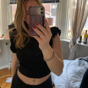 Svart topp - Snygg topp från Zara, har både svart och vit. 1 för 100kr eller 2 för 150kr❤️