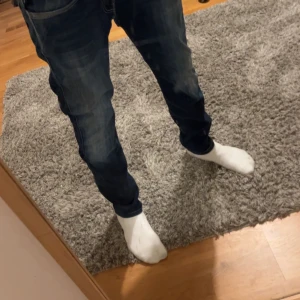 Blå Replay  jeans - Snygga blå Replay anbass jeans. Modellen är slim fit och är i storlek 31. Jeansen är i bra skick. Pris kan diskuteras vid snabb affär