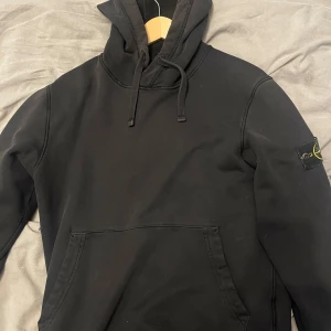 Svart hoodie från Stone Island - Säljer nu min stone Island Hoodie som jag ägt i ett par år. Den är inte överanvänd och hänger bara nuförtiden i garderoben där av den nu säljs  Storlek M  Små tecken på användning Äkta såklart!
