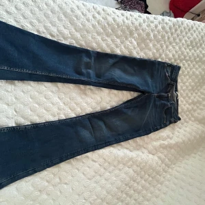Blå jeans från Gina Young  - Snygga blå jeans från Gina Tricot med bootcut-stil. Den lilla slitningen man kan se på sista bilden ger en cool liten detalj.
