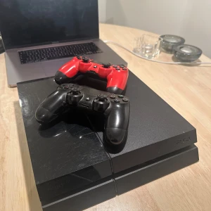 PlayStation 4 med två handkontroller - Ps4 två kontroller 