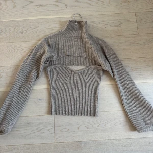 Stickad tub topp med bolero  - Säljer en topp samt bolero från 4th and reckless i storlek 38. Använd fåtal gånger så i bra skick fortfarande!!