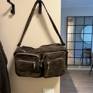 Väska från Noella  - Fint skick, från Noella. Mellan storlek 🌸 Färg: Khaki