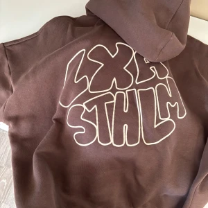 Intressekoll lxa set - Brunt lxa mjukisset i storlek xs, kommer inte till användning längre så hör av er vid intresse. Sparsamt använt och ser ut som nytt utöver skavanken på sista bilden. Säljer det som ett set men funkar att bara köpa ena delen också. 