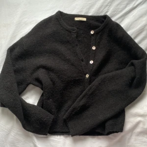 Svart supermysig kofta!🤍🤍 - Säljer en mysig svart kofta från Gina Tricot. Koftan har långa ärmar och knappar framtill. Perfekt för kyliga dagar och enkel att matcha med olika outfits🩵🩷 Kan även bäras bak och fram!