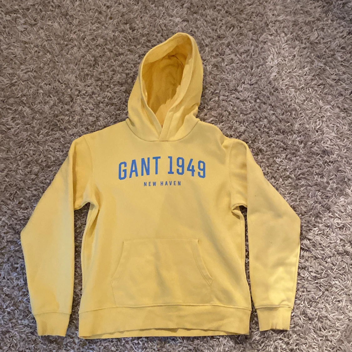 Gul hoodie från GANT