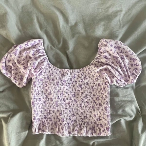Lila blommig topp med puffärmar -  lila blommig topp med puffiga kortärmar från Gina i storlek s💕💕