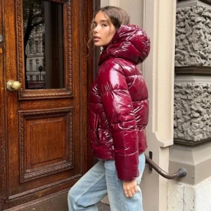 Vinröd pufferjacka från Nelly - Säljer en snygg vinröd pufferjacka från Nelly. Den är i väldigt bra skick och har inga tecken på användning ❤️