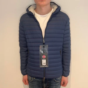 Colmar jacka - Colmar jacka herr | Skick: 10/10 (HELT NY) | EU 52/L | Fraktar via postnord eller instabox på köparens bekostnad | Hör av dig vid minsta fråga eller fundering! 