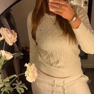 Vit kabelstickad tröja från GANT - Säljer en stilren vit kabelstickad tröja från GANT. Jättesnygg 💌🤩Passar M- XS