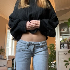 Grå Pepe jeans - Pepe jeans i modellen Venus. Utsydda för att få lite mer bootcut längst ner! Midjemått: 36cm, innerbenslängd mellan 71 och 72 cm. Pris går att diskutera! Säljer då de är lite för korta för mig som är ca 159-160. 💕