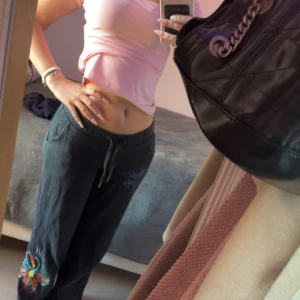 Ed hardy mjukis  - Mörk gråa/ svart  low rised ed hardy mjukis byxor, jätte sköna att ha överallt 