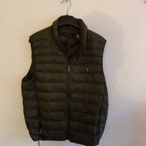 Ralph lauren väst - Ralph lauren köpt för 3 år sedan på boozt skick 8/10 