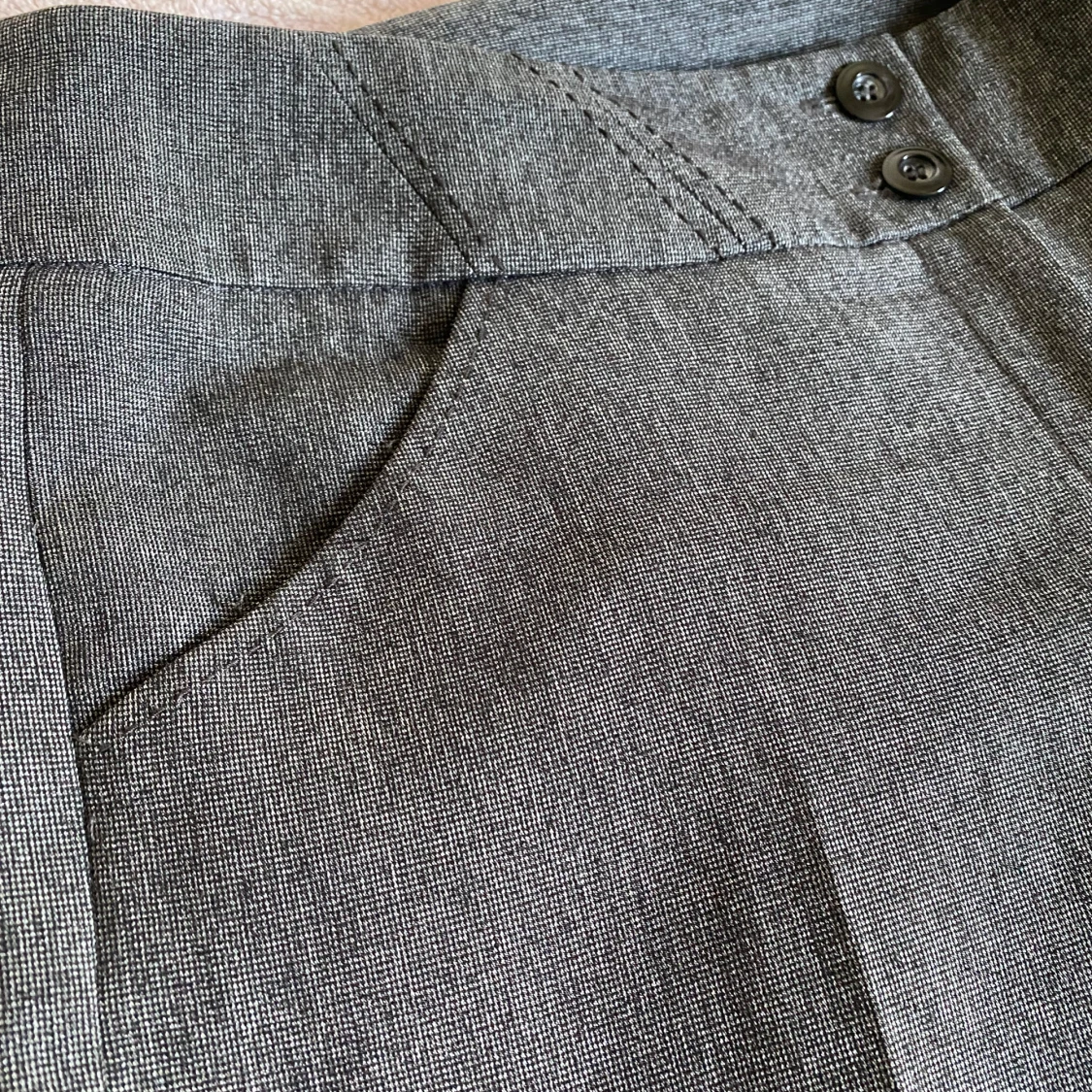 Grå kostymbyxor med knappar - 1