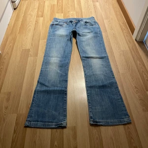 Lågmidjade bootcut jeans  - (12) De perfekta ljusblåa lågmidjade bootcut jeansen med så snygg tvätt, Midjemått rakt över 37 cm, innerbenslängd: 82 cm 💖