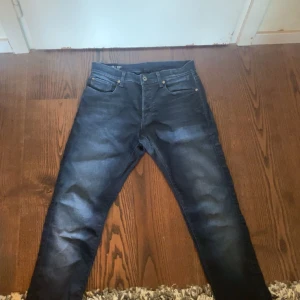 Mörkblå jeans från G-Star RAW - Snygga mörkblå jeans från G-Star RAW med en klassisk femficksdesign. De har en normal passform och är tillverkade i ett slitstarkt denimtyg. Perfekta för en stilren look. Ny pris 1495kr 