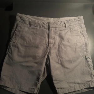 Linne shorts Tiger of Sweden - Snygga och stilrena linne shorts från Tiger of Sweden. Perfekta till varma sommardagar när man vill se lite extra fräsch och stilig ut. Fint skick utan några fläckar. Har använts men tagits väl om hand så det är jättefint skick ändå! Storlek 48 men passar även 46. Nypris ca 1700kr. 