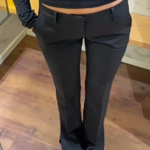 Svarta kostymbyxor - Snygga kostymbyxor från bikbok i modellen Vera med slits nedtill🫶🏼 Storlek 38 men är små i storleken