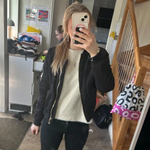 Svart bomberjacka med dragkedja - Snygg svart bombat jacka strl S 