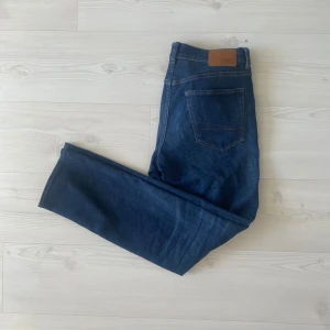 HUGO BOSS JEANS - Hugo boss jeans i slim/straigth  modell | Storlek: 33/32 men sitter mindre  - Skicket är bra - Mitt pris: 299- Nypris: Ca 1600   Hör gärna av dig om du har några frågor.//AU_Archive