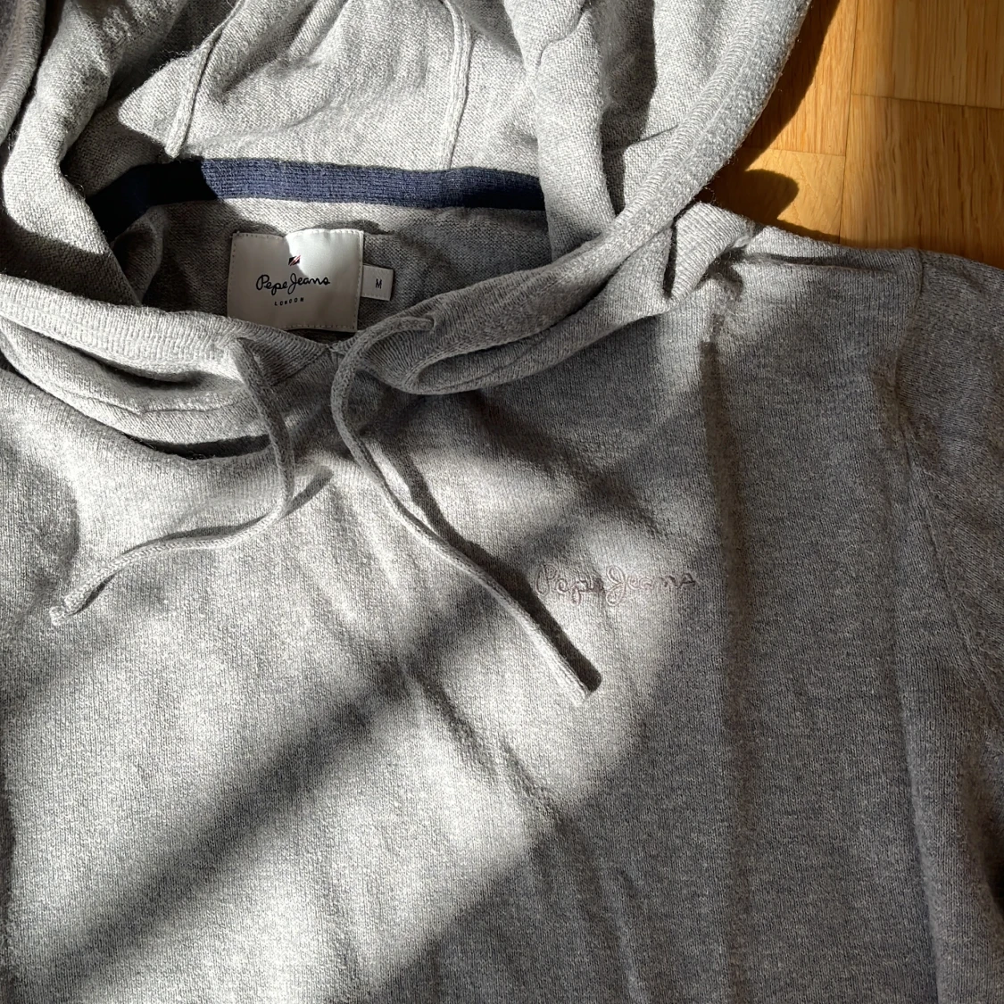Grå hoodie från Pepe Jeans - 2