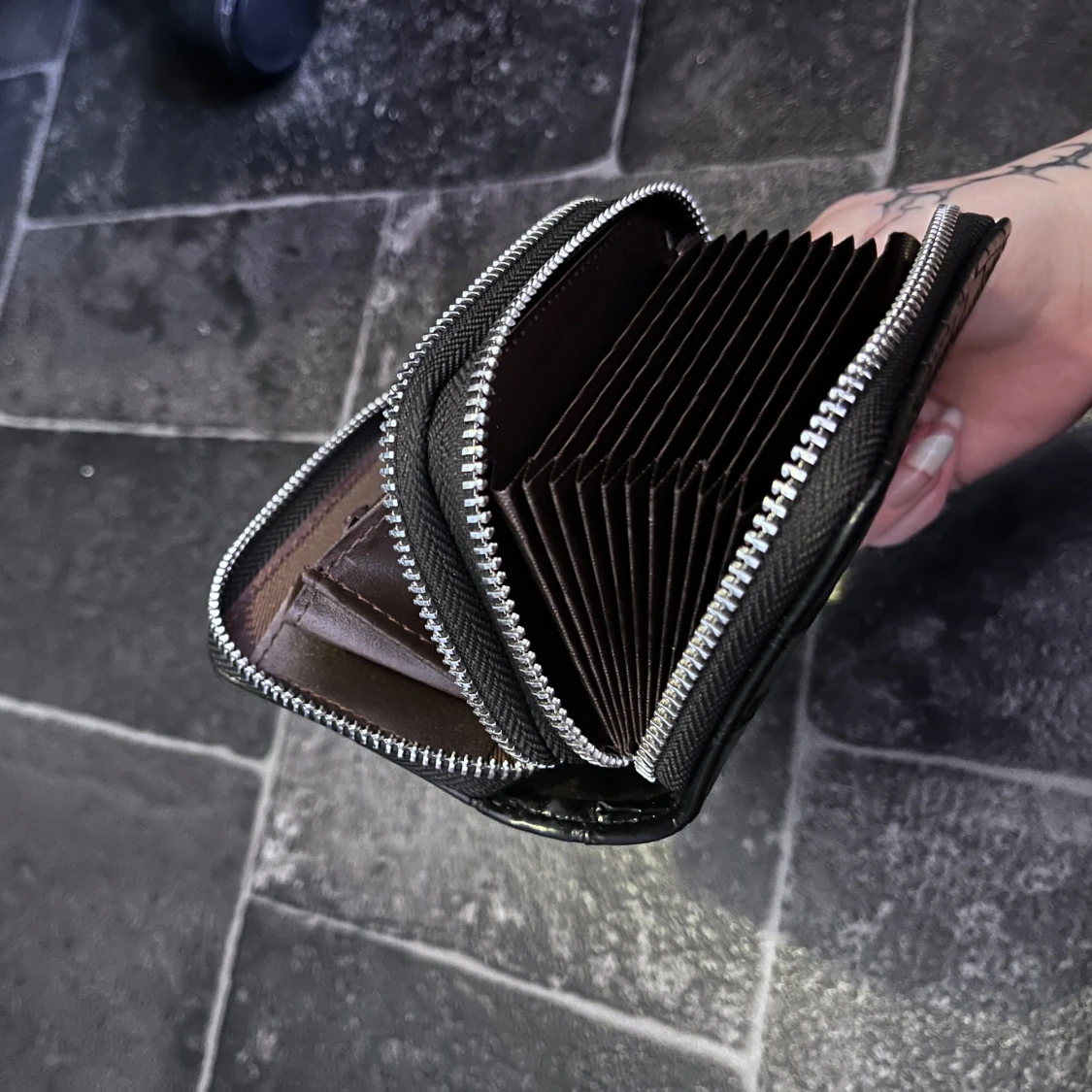 Svart plånbok med krokodilmönster - 2