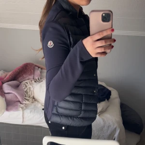 Moncler cardigan  - Mörkblå cardigan med knappar framtill från moncler. Storlek S och jättefint skick! Självklart äkta, bild på qr kod på sista bilden. 💕