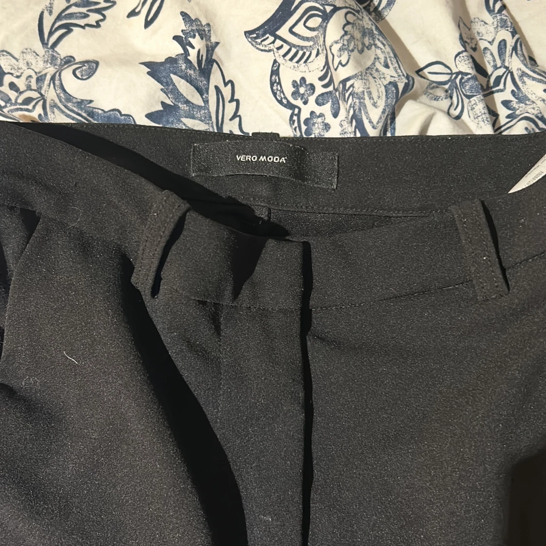 Svarta kostymbyxor från Vero Moda - 2