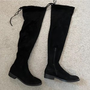 Svarta boots sammet - Svarta boots i sammet och knyten längst upp! Jättesnygga, köpta här på plick men säljer vidare då de inte kommit till användning tyvärr :(💗