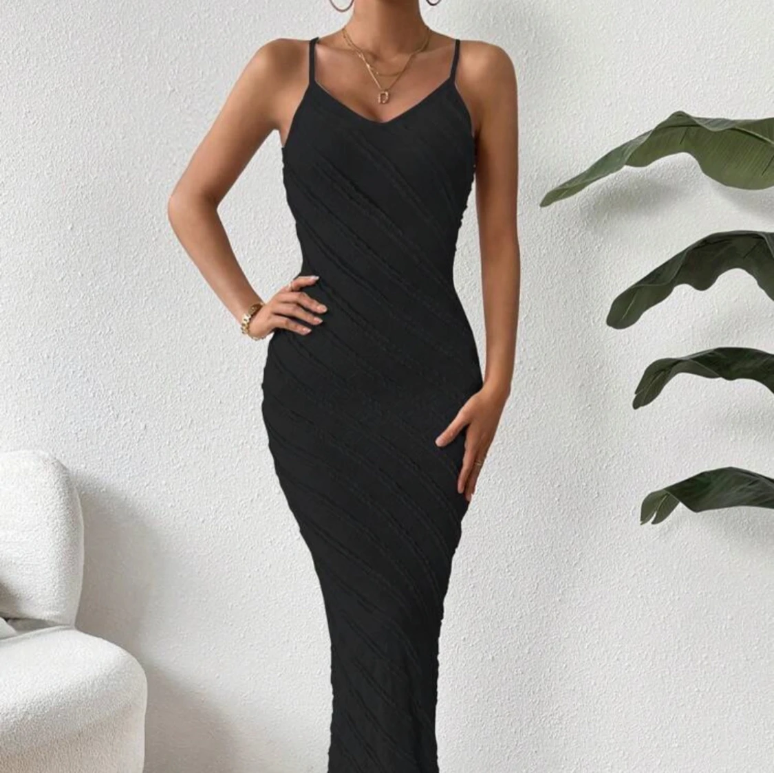 Svart långklänning med öppen rygg - 1