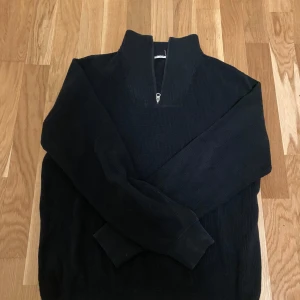 Stickad tröja - Säljer en svart stickad tröja, kommer ej ihåg var jag köpte. Storlek S