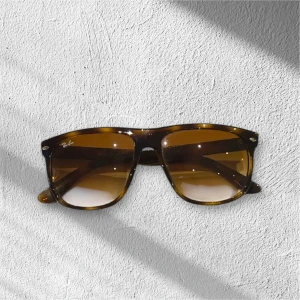 Ray-Ban boyfriend (äkta) - bruna solglasögon (Ray-Ban boyfriend) äkta, postar samma dag som köp, skriv vid frågor eller prisdisskusion