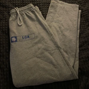 Vintage mjukisbyxor  - Vintage baggy mjukisbyxor passar dig som är 170-180