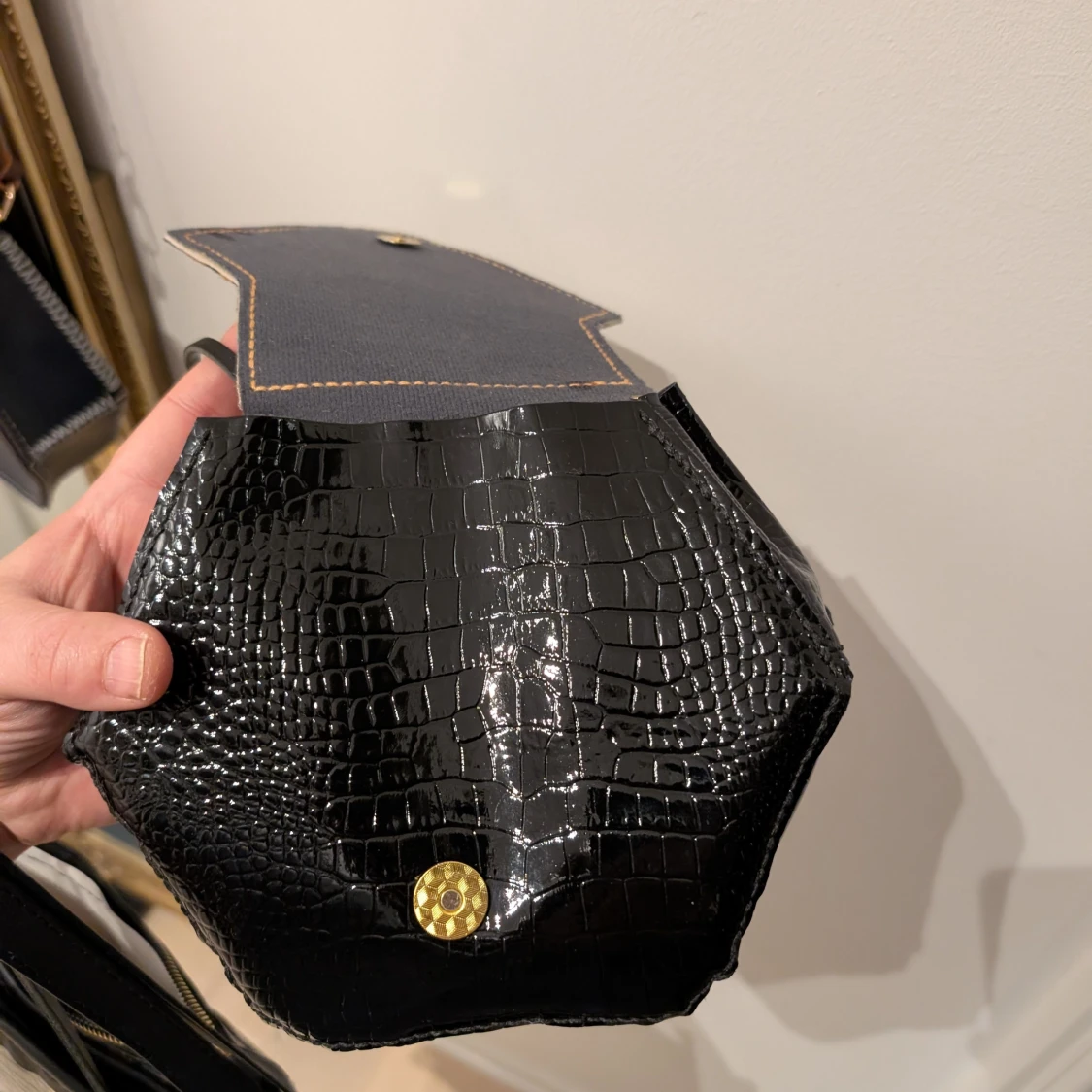 Svart axelväska med leoparddetaljer - 1