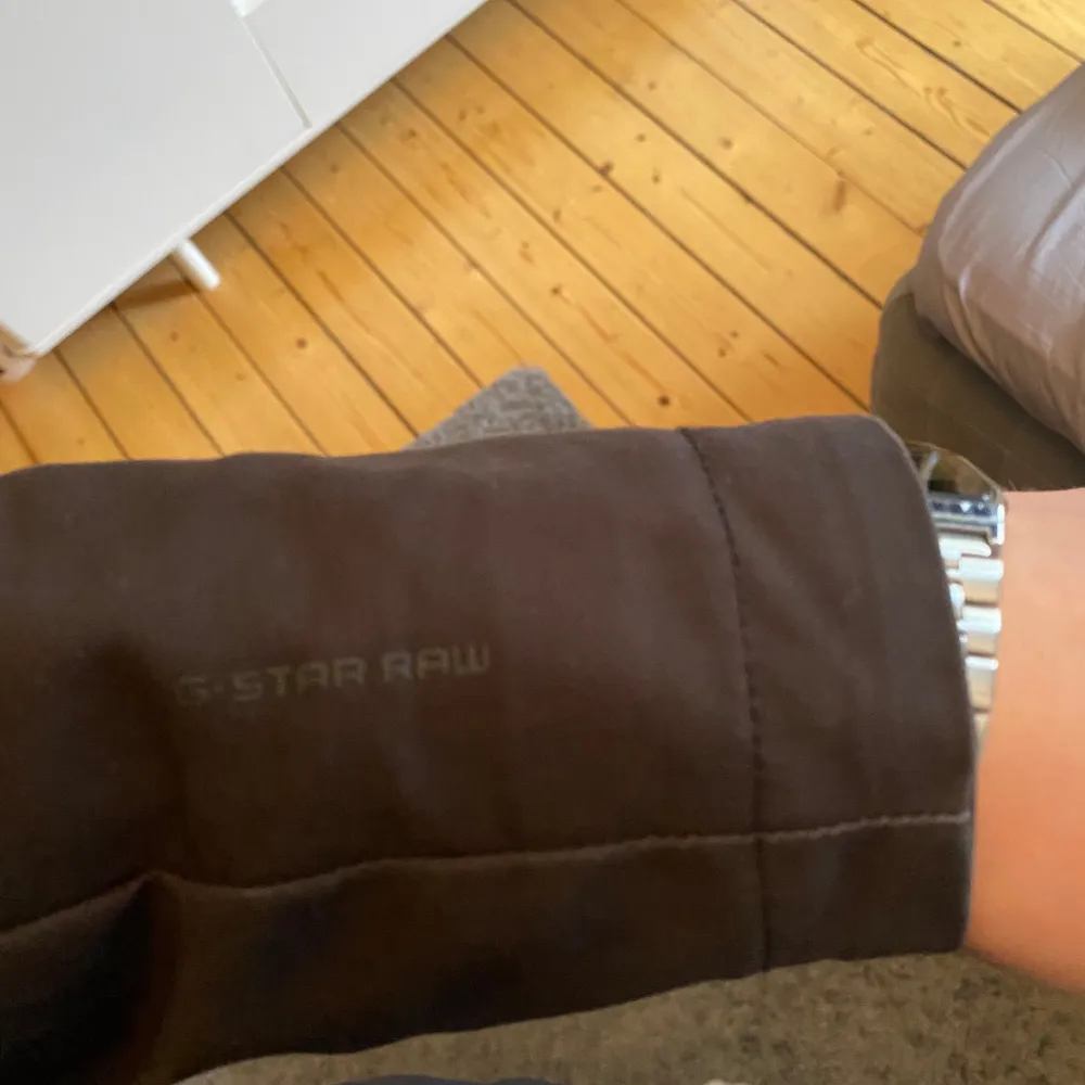 Säljer en stilren svart trench coat från G-Star RAW. Trenchcoaten har en klassisk design med knappar framtill och en diskret logga på bröstet. Perfekt för höst och vår med sin långa ärmar och tidlösa look. Väldigt fint skick, nypris runt 3000 så verkligen ett kap.. Takit.