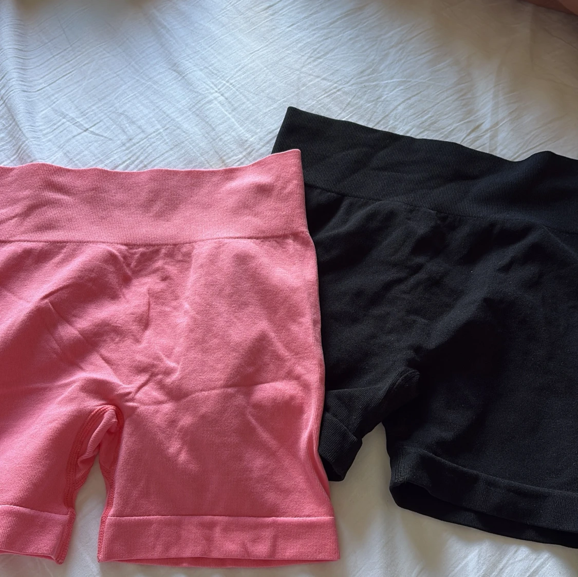 Svarta och rosa träning shorts  - 1