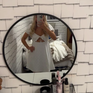 Vit student/skolavslutnins klänning - Jätte fin klänning till student eller skolavslutning!! Inte använd, inga defekter!!💕