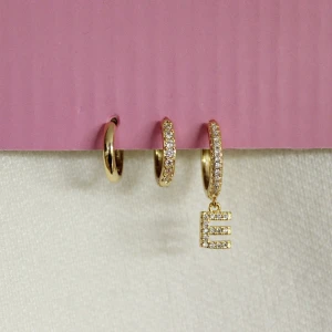 Rostfria örhängen - 925 silver stämpel Har flera olika modeller kika in min profil, rostfria örhängen i hög kvalite. Mina egna bilder, man får 3 örhängen vill man skapa ett paket kan man få 6 örhängen för 250kr kontakta mig!!😄💘 Håller färg