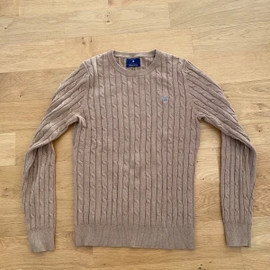 Kabelstickad Gant tröja - Bra skick-skriv om ni har frågor-A=35cm B=38cm C=34cm D=60cm E=60cm