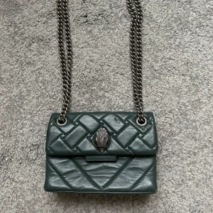 Grön quiltad miniväska från Kurt Geiger - Super snygg mörkgrön axelväska i skinn från Kurt Geiger!!🪐 I den minsta storleken - bra kavalite med har små slitningar på nedre sidorna (kolla två sista bilder) 🙌🏽Skriv om du undrar något/vill ha fler bilder