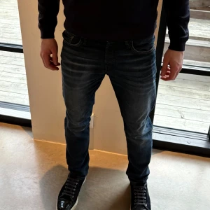 Mörkblå jeans - Snygga mörkblå jeans med en slim passform. De har en klassisk femficksdesign och en lätt tvättad look som ger en cool stil. Perfekta för en avslappnad vardagslook.