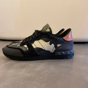 Valentino sneakers med kamouflagemönster - Snygga Valentinos som är perfekt till våren!! Använda ganska mycket men varsamt, så därför bra skick. Inga defekter utanpå eller innan till i skon| hör av dig vid minsta lilla fundering🙌🙌