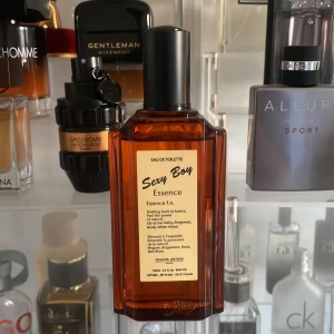 Sexy Boy Essence Eau de Toilette - Upptäck Sexy Boy Essence från Jeanne Arthes, en Eau de Toilette med en maskulin och fräsch doft. Flaskan är elegant i mörk bärnstensfärg med en svart spraykork. Perfekt för den som vill ha en distinkt och modern doft. använt kanske tio till 20 sprays🤩🤩